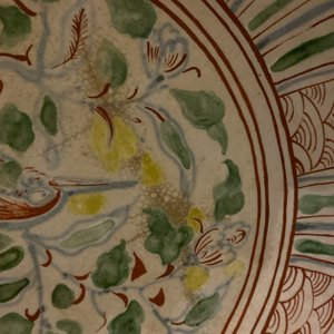Un plat en grès porcelaineux polychrome à décor d'un oiseau, Annam, Vietnam, 15/16ème — photo 6