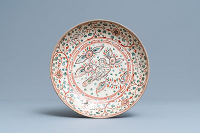 Un plat en grès porcelaineux polychrome à décor d'un oiseau branché, Annam, Vietnam, 15/16ème