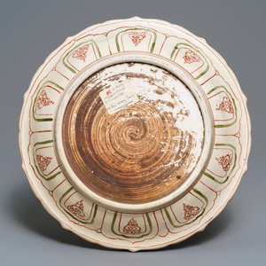 Un plat en grès porcelaineux polychrome à décor géométrique, Annam, Vietnam, 15/16ème — photo 2