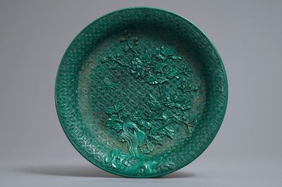 Un plat en laque verte à décor floral, Chine, 19/20ème
