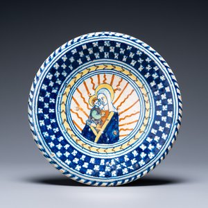 Un plat en majolique à décor de 'La Vierge à l'Enfant', Anvers, 16ème — photo 1