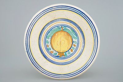Un plat en majolique au décor d'une orange, Anvers ou Haarlem, fin du 16ème