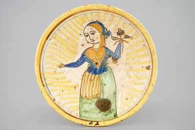 Un plat en majolique d'Hesdin au décor d'une paysanne, le Nord, 18ème