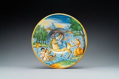 Un plat en majolique française à sujet mythologique de 'L'enlèvement d'Europe', Nevers, 1ère moitié du 17ème