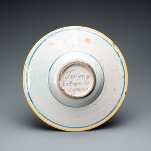 Un plat en majolique française à sujet mythologique de 'L'enlèvement d'Europe', Nevers, 1ère moitié du 17ème — photo 2