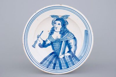 Un plat en majolique frise, portrait d'une dame, Makkum, 17ème siècle