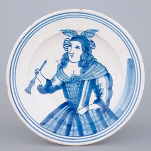 Un plat en majolique frise, portrait d'une dame, Makkum, 17ème siècle — photo 1