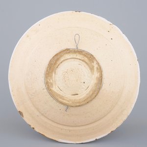 Un plat en majolique frise, portrait d'une dame, Makkum, 17ème siècle — photo 2
