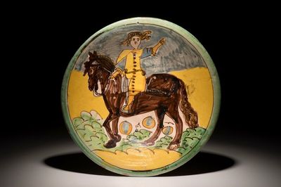 Un plat en majolique italienne à décor d'un cavalier, Montelupo, 17ème