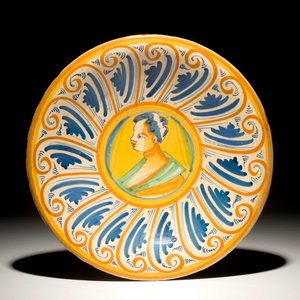 Un plat en majolique italienne à décor d'un portrait en buste, Deruta, 17ème — photo 1