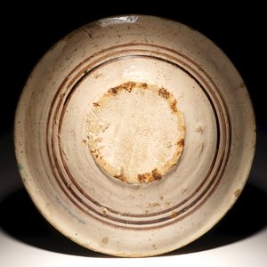 Un plat en majolique italienne à décor d'un soldat, Montelupo, 17ème — photo 2