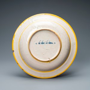 Un plat en majolique italienne à sujet mythologique de 'Latone et les grenouilles', Urbino, 16ème — photo 2