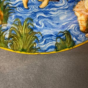 Un plat en majolique italienne à sujet mythologique de 'Latone et les grenouilles', Urbino, 16ème — photo 3