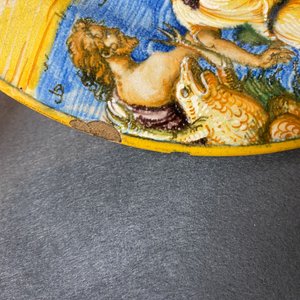 Un plat en majolique italienne à sujet mythologique de 'Latone et les grenouilles', Urbino, 16ème — photo 6