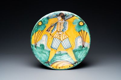 Un plat en majolique italienne polychrome à décor d'un soldat, Montelupo, 17ème