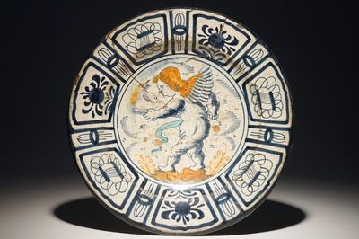 Un plat en majolique polychrome à décor d'un putto, Delft ou Haarlem, 1ère moitié du 17ème