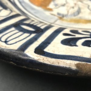 Un plat en majolique polychrome à décor d'un putto, Delft ou Haarlem, 1ère moitié du 17ème — photo 12