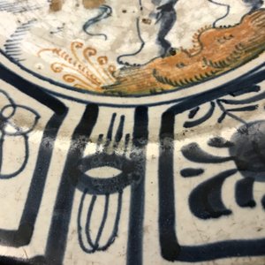 Un plat en majolique polychrome à décor d'un putto, Delft ou Haarlem, 1ère moitié du 17ème — photo 9