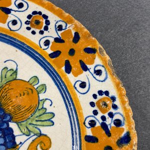 Un plat en majolique polychrome à décor d'un tazza aux fruits, Pays-Bas, 1ère moitié du 17ème — photo 8