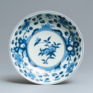 Un plat en porcelaine Arita en bleu et blanc, marque de Chenghua, Japon, Edo, 17/18ème — photo 1