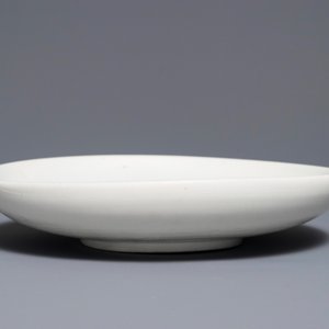 Un plat en porcelaine blanc de Chine de Dehua, Ming — photo 3