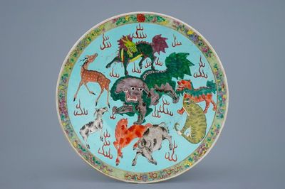 Un plat en porcelaine de Chine à décor d'animaux sur fond turquoise, 19ème