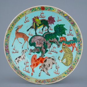 Un plat en porcelaine de Chine à décor d'animaux sur fond turquoise, 19ème — photo 1