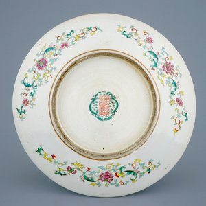 Un plat en porcelaine de Chine à décor d'animaux sur fond turquoise, 19ème — photo 2