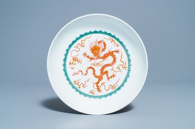 Un plat en porcelaine de Chine à décor d'un dragon en rouge de fer, Kangxi