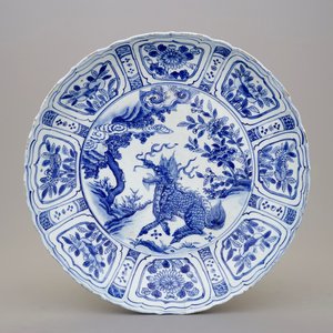 Un plat en porcelaine de Chine à décor d'un Qilin, Ming, Wanli, 1573-1619 — photo 1