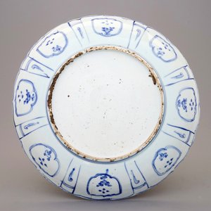 Un plat en porcelaine de Chine à décor d'un Qilin, Ming, Wanli, 1573-1619 — photo 2