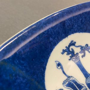 Un plat en porcelaine de Chine à décor en bleu, blanc et rouge de cuivre sur fond bleu poudré, Kangxi — photo 11