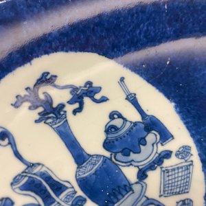 Un plat en porcelaine de Chine à décor en bleu, blanc et rouge de cuivre sur fond bleu poudré, Kangxi — photo 12