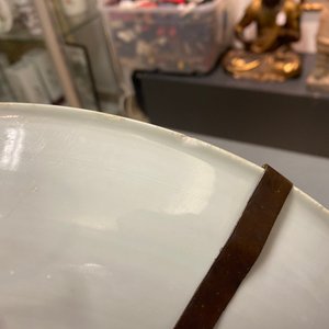 Un plat en porcelaine de Chine à décor en bleu, blanc et rouge de cuivre sur fond bleu poudré, Kangxi — photo 15