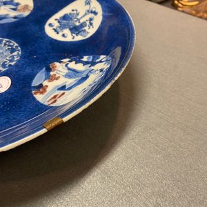 Un plat en porcelaine de Chine à décor en bleu, blanc et rouge de cuivre sur fond bleu poudré, Kangxi — photo 16