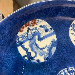 Un plat en porcelaine de Chine à décor en bleu, blanc et rouge de cuivre sur fond bleu poudré, Kangxi — photo 20