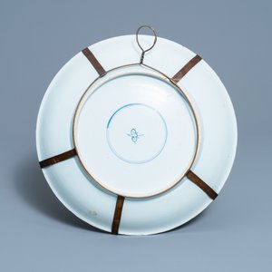 Un plat en porcelaine de Chine à décor en bleu, blanc et rouge de cuivre sur fond bleu poudré, Kangxi — photo 2