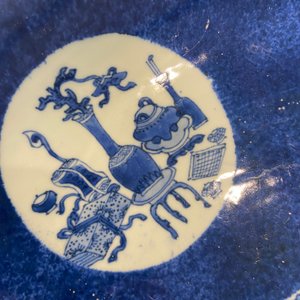 Un plat en porcelaine de Chine à décor en bleu, blanc et rouge de cuivre sur fond bleu poudré, Kangxi — photo 4