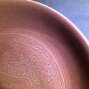Un plat en porcelaine de Chine aubergine monochrome à décor incisé d'un dragon, marque et époque de Jiaqing — photo 4
