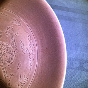 Un plat en porcelaine de Chine aubergine monochrome à décor incisé d'un dragon, marque et époque de Jiaqing — photo 7