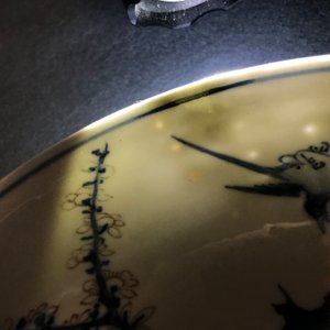 Un plat en porcelaine de Chine bleu, blanc et rouge, marque de Xuande, Kangxi — photo 3
