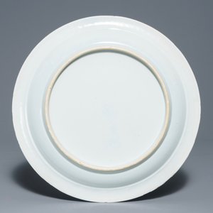 Un plat en porcelaine de Chine bleu et blanc à décor de Bacchus, Kangxi — photo 2
