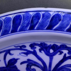 Un plat en porcelaine de Chine bleu et blanc à décor de Bacchus, Kangxi — photo 3