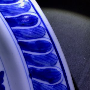Un plat en porcelaine de Chine bleu et blanc à décor de Bacchus, Kangxi — photo 6