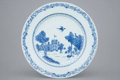 Un plat en porcelaine de Chine bleu et blanc à décor de "Burghley House", vers 1745