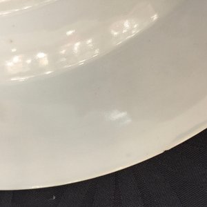 Un plat en porcelaine de Chine bleu et blanc à décor de "Burghley House", vers 1745 — photo 6