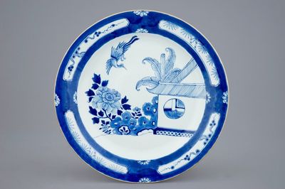 Un plat en porcelaine de Chine bleu et blanc à décor de "Coucou dans la maison", Kangxi