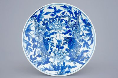 Un plat en porcelaine de Chine bleu et blanc à décor de dragons et pivoines, 19ème