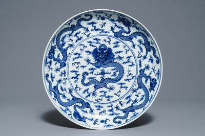 Un plat en porcelaine de Chine bleu et blanc à décor de dragons, marque de Qianlong, 19ème