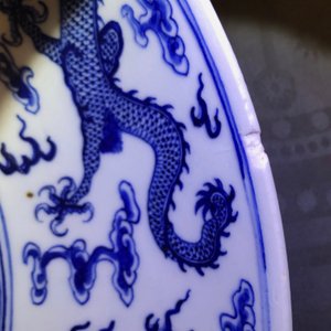 Un plat en porcelaine de Chine bleu et blanc à décor de dragons, marque de Qianlong, 19ème — photo 6